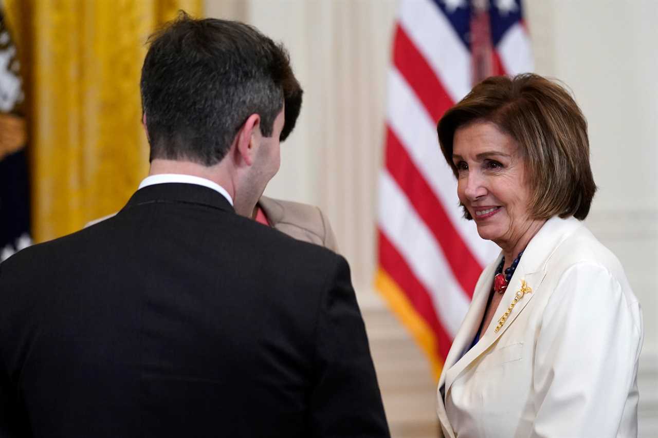 Nancy Pelosi seen chatting to lawmakers WITHOUT Covid mask just hours after warning against similar behavior