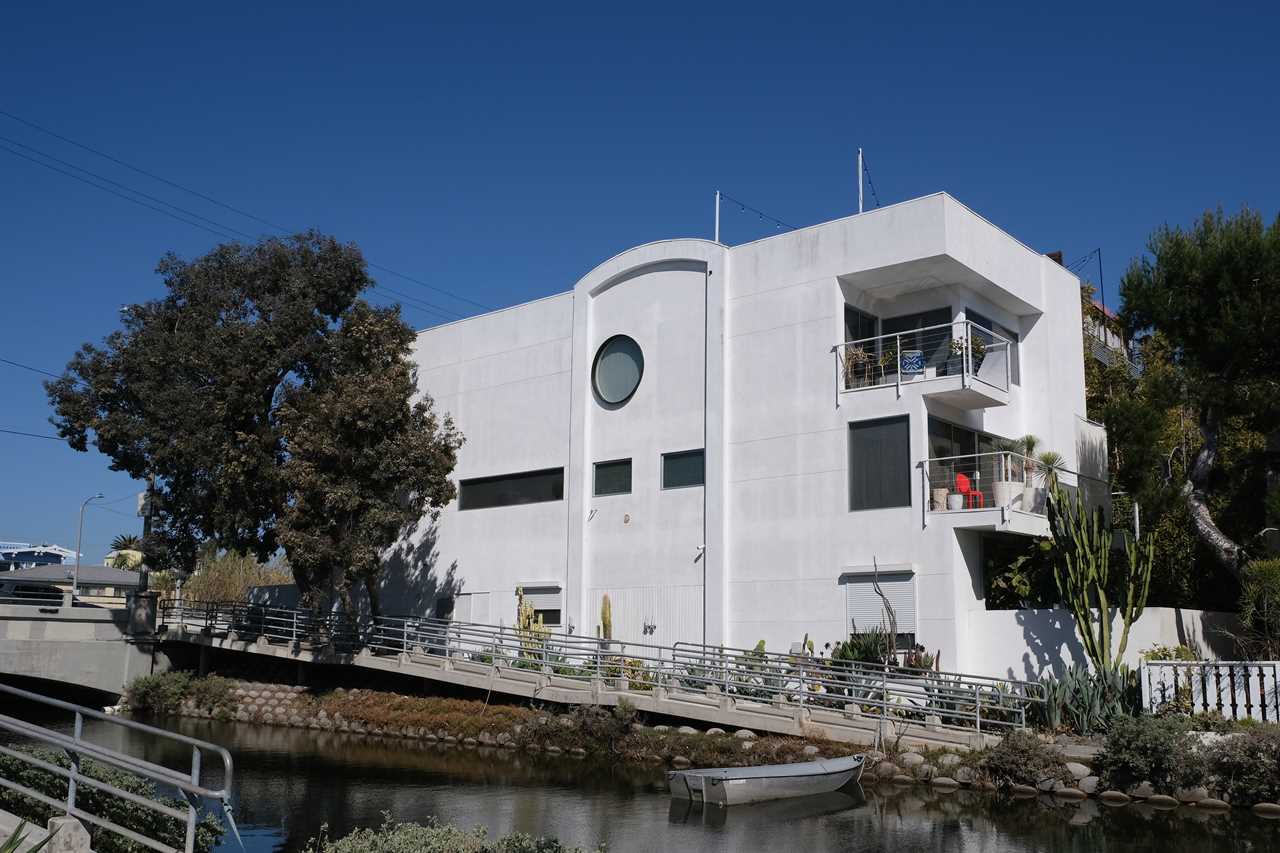 Hunter Biden appears to move out of $5.4m Venice Beach rental as moving trucks pictured outside amid homelessness crisis