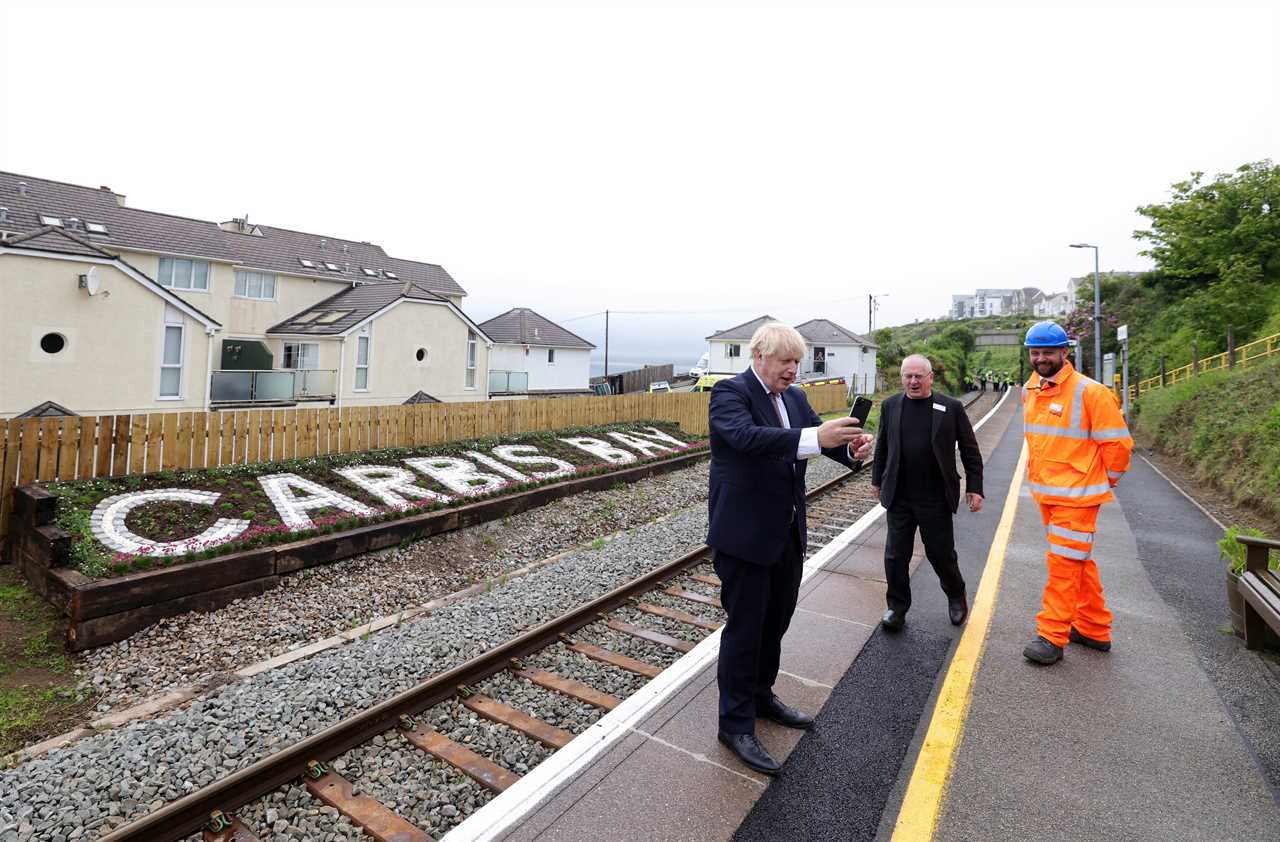 Boris Johnson and Carrie Symonds on first public outing together since they wed as they hit the beach in Cornwall