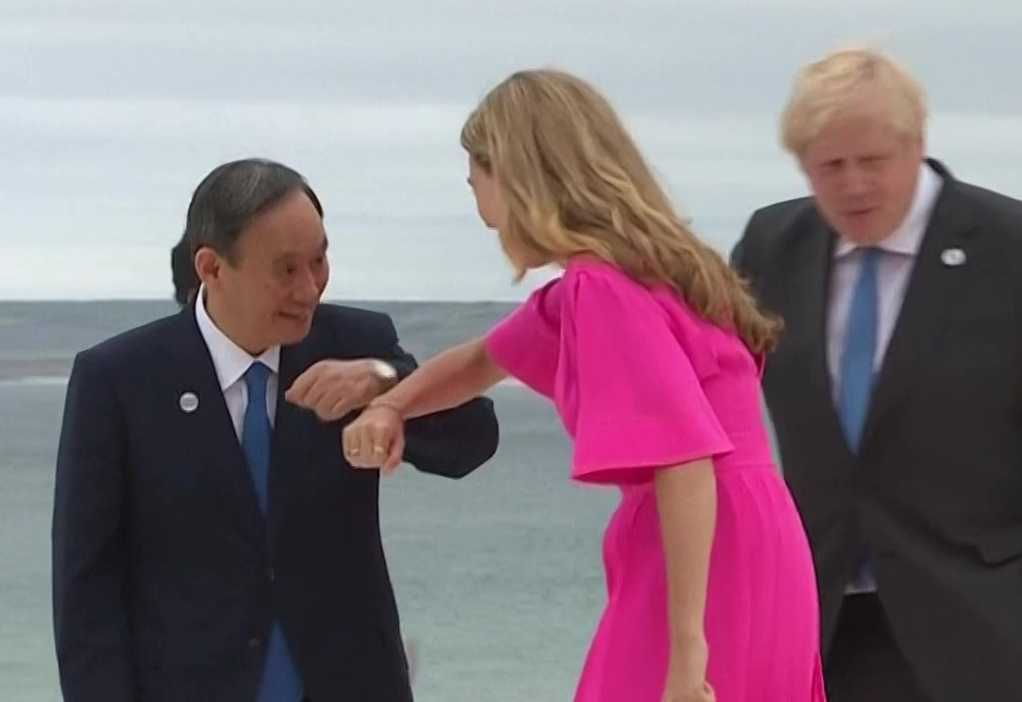 Boris Johnson and Carrie Symonds elbow bump world leaders on the beach at G7