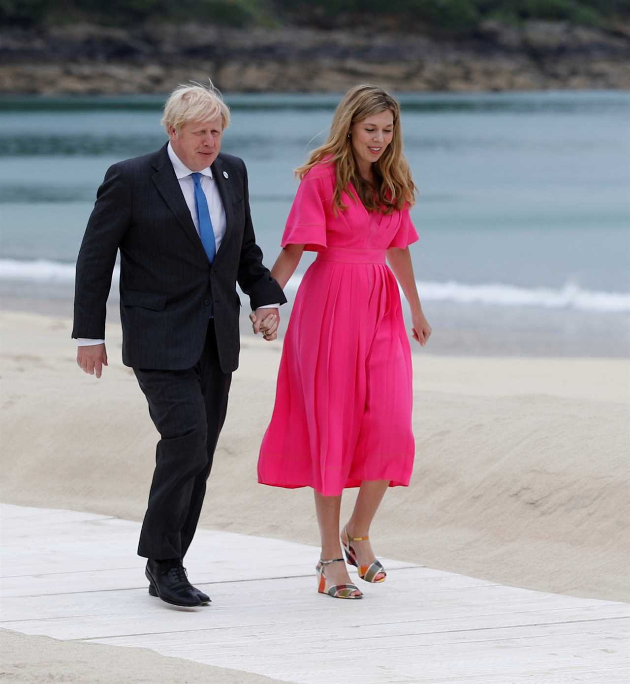 Boris Johnson and Carrie Symonds elbow bump world leaders on the beach at G7