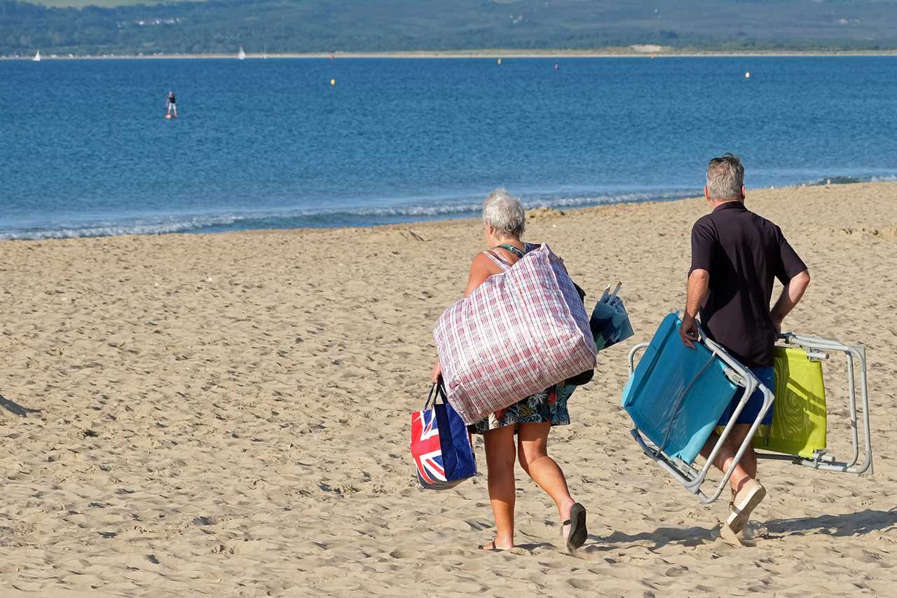 UK weather – Brits hit the beach from 7am on 29C hottest day of the year