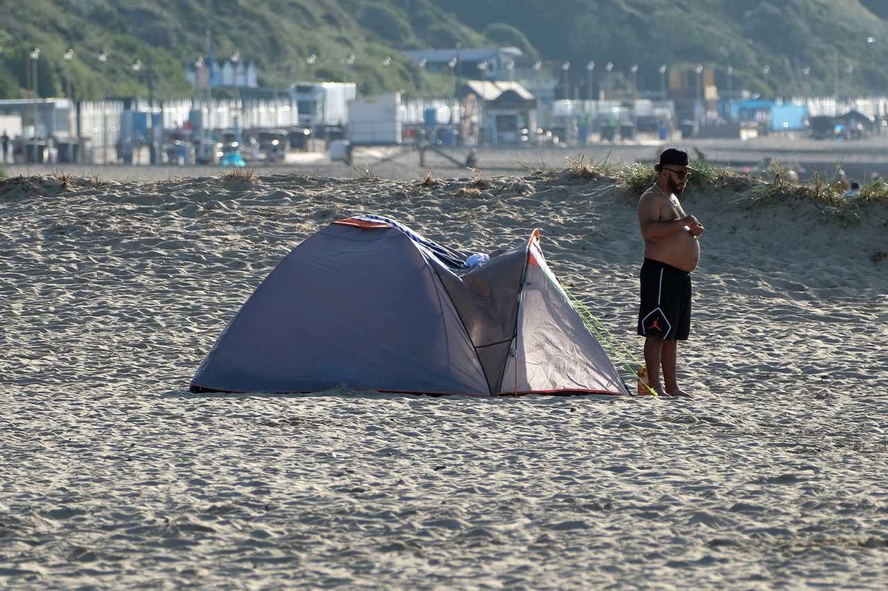 UK weather – Brits hit the beach from 7am on 29C hottest day of the year