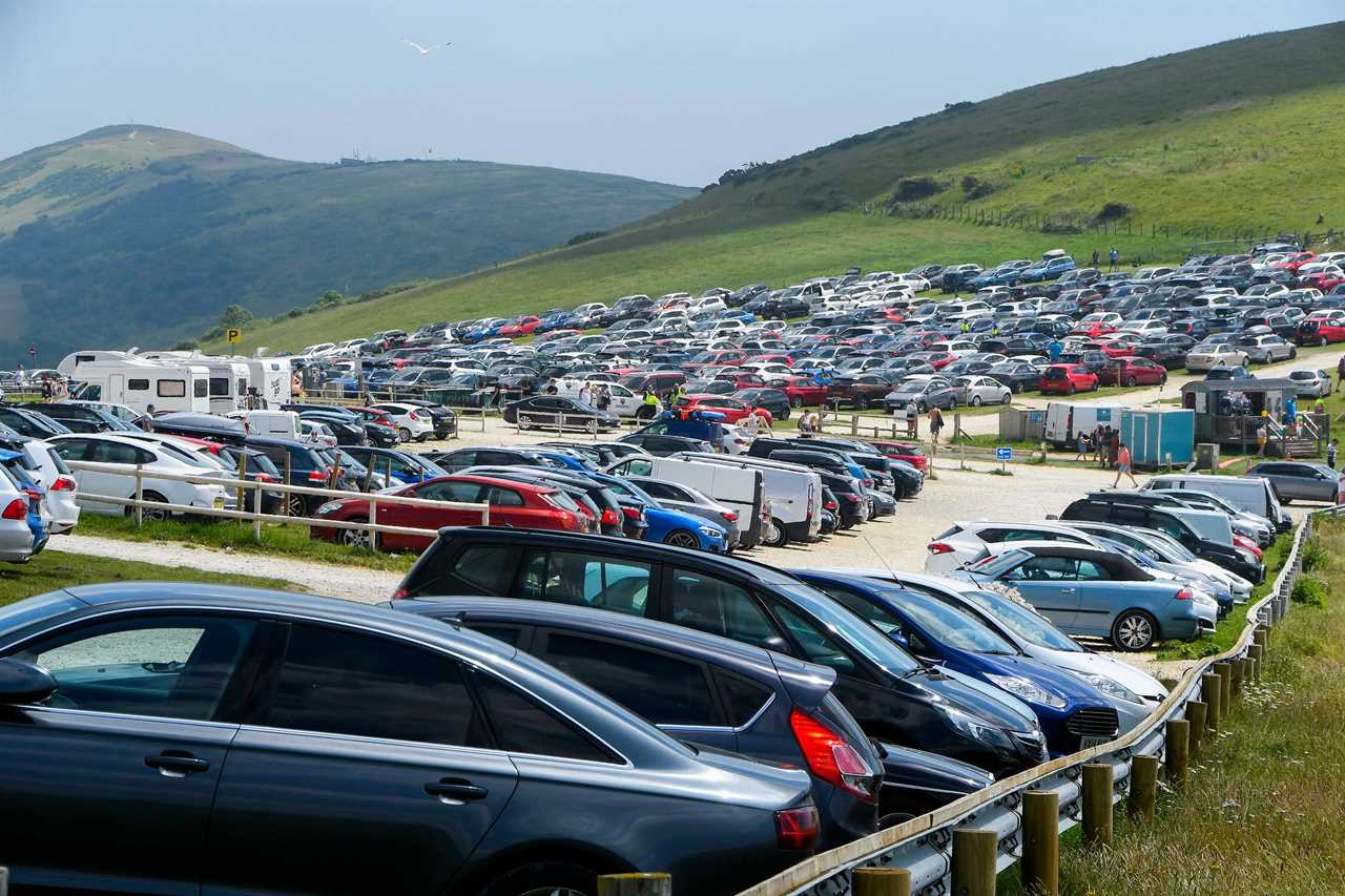 UK weather – Brits hit the beach from 7am on 29C hottest day of the year