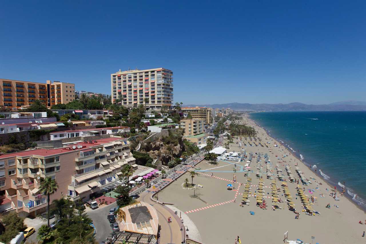 Hilarious moment scores of sunbathers jostle for best socially distanced spots on Alicante beach after queuing from 6am