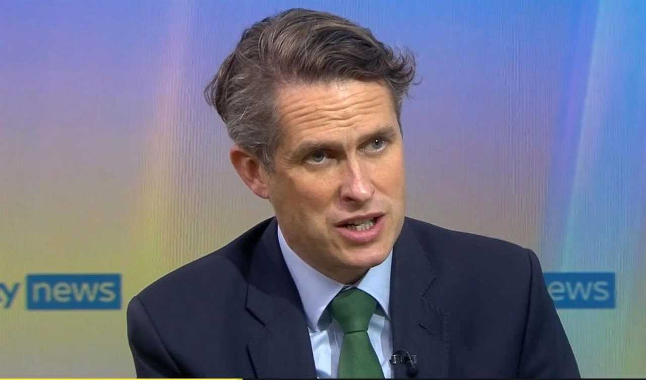 Universities refusing to give in-person lectures should slash ‘rip-off’ £9k-a-year fees, Gavin Williamson says