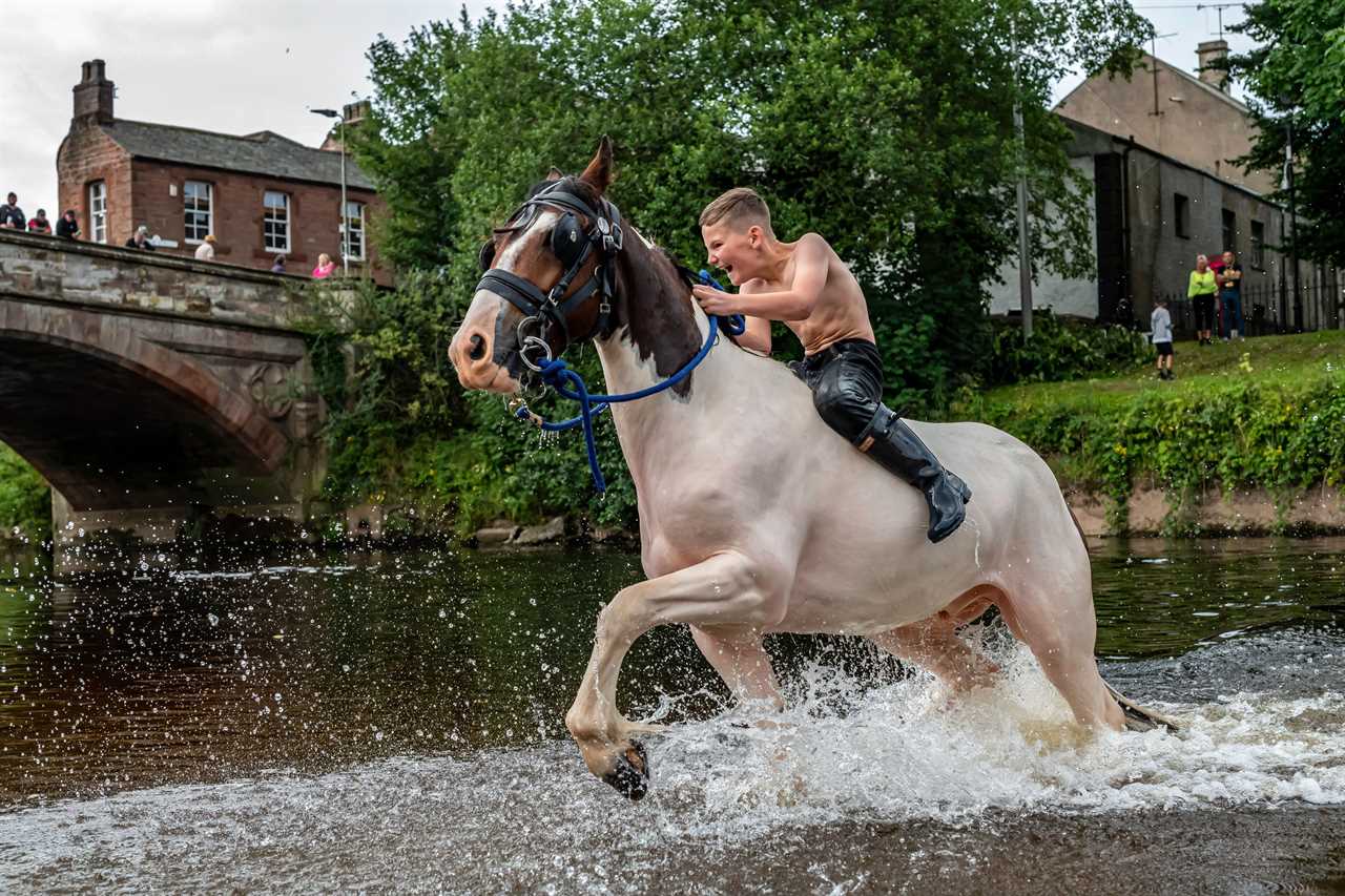 Crowds of travellers dress to impress at Appleby Horse fair as armed cops called over ‘serious violence’