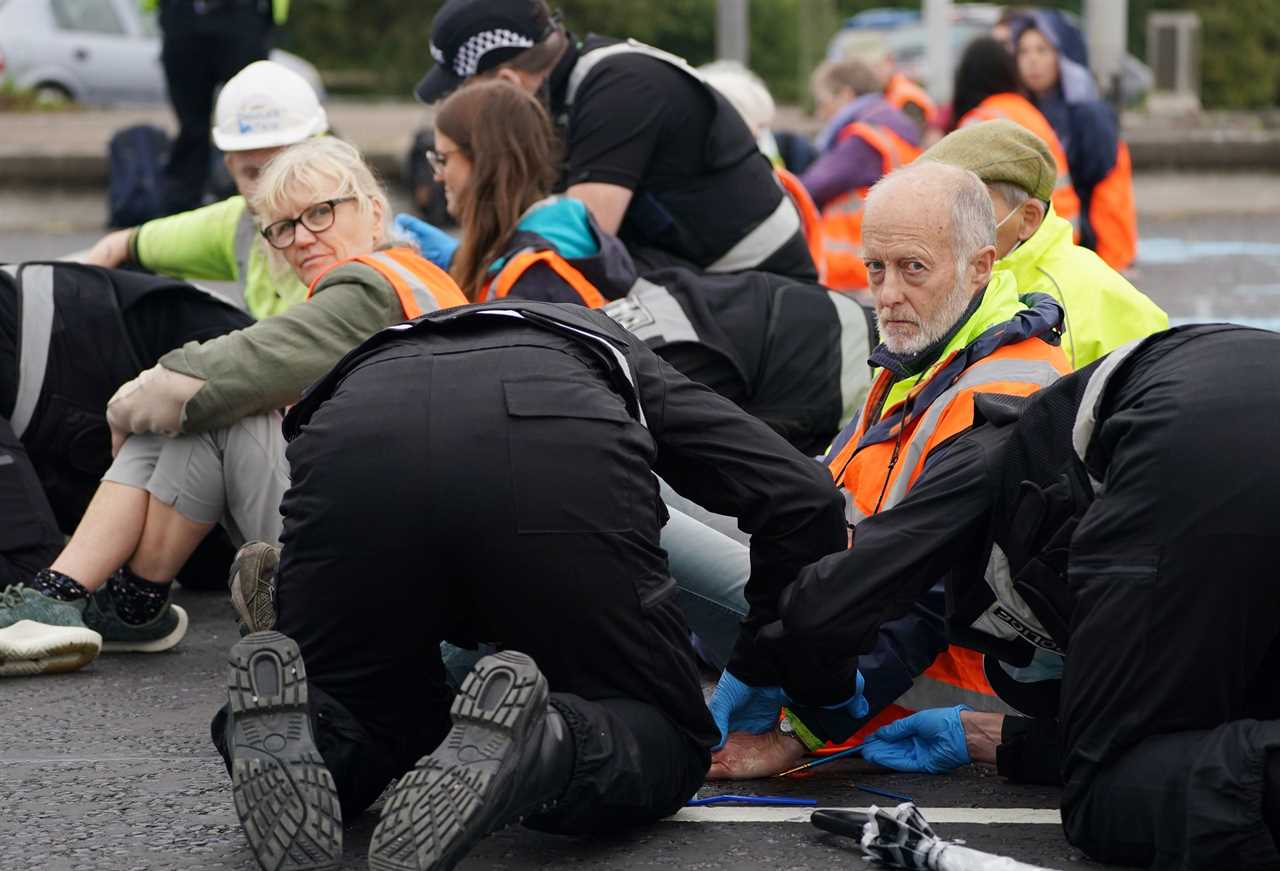 Boris Johnson slams M25 protectors as damaging ‘their own cause’ & backs tough police action to move them