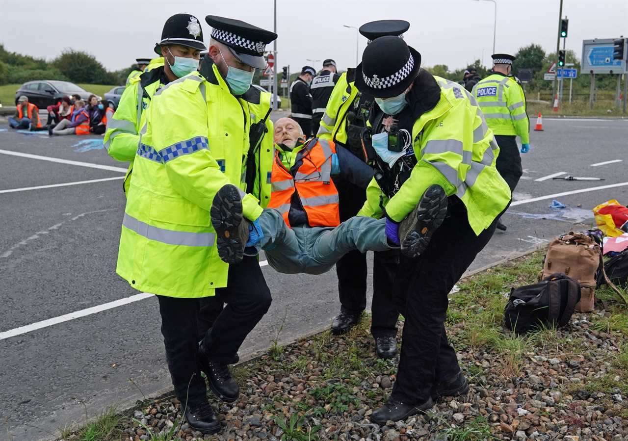 Boris Johnson slams M25 protectors as damaging ‘their own cause’ & backs tough police action to move them