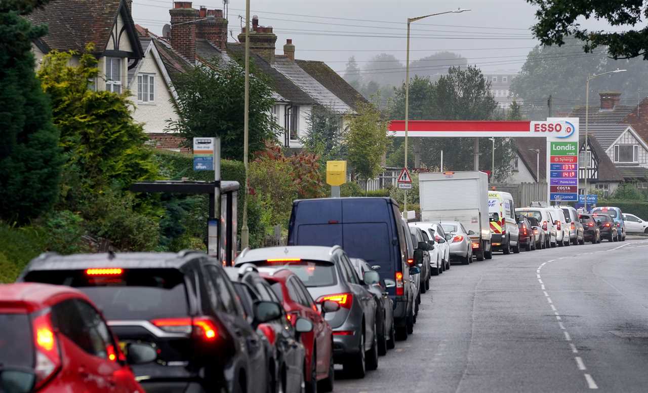 Army to deliver fuel from Monday as ministers scramble to end crisis