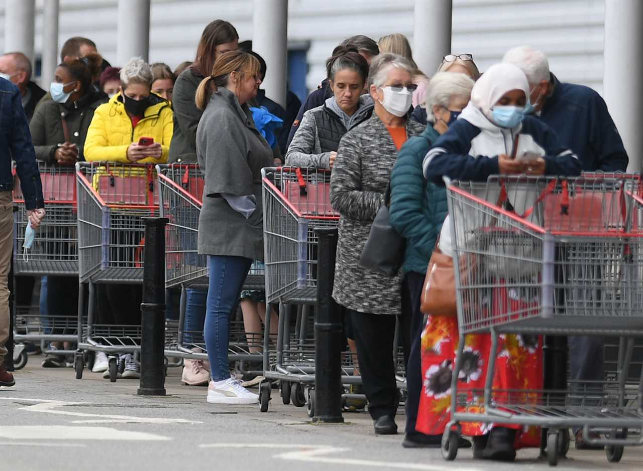 Supermarkets ‘to ration festive food in bid to save Christmas’ amid lorry driver crisis