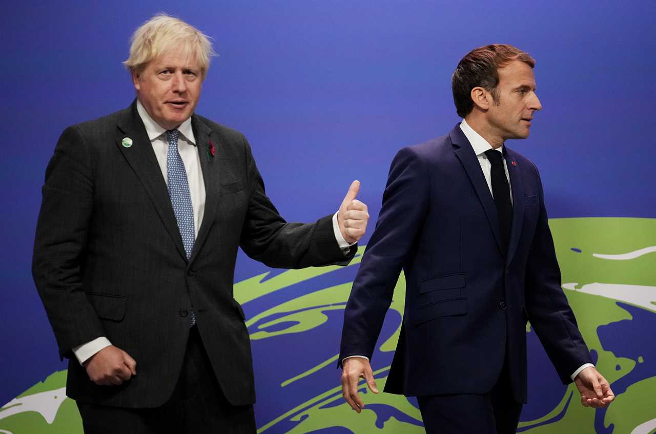 Shark-like Macron trying to overpower ‘cheating partner’ Boris at COP26 but PM isn’t backing down – body language expert