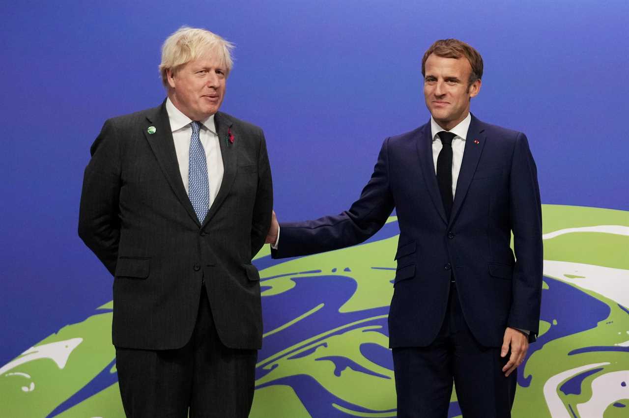 Shark-like Macron trying to overpower ‘cheating partner’ Boris at COP26 but PM isn’t backing down – body language expert