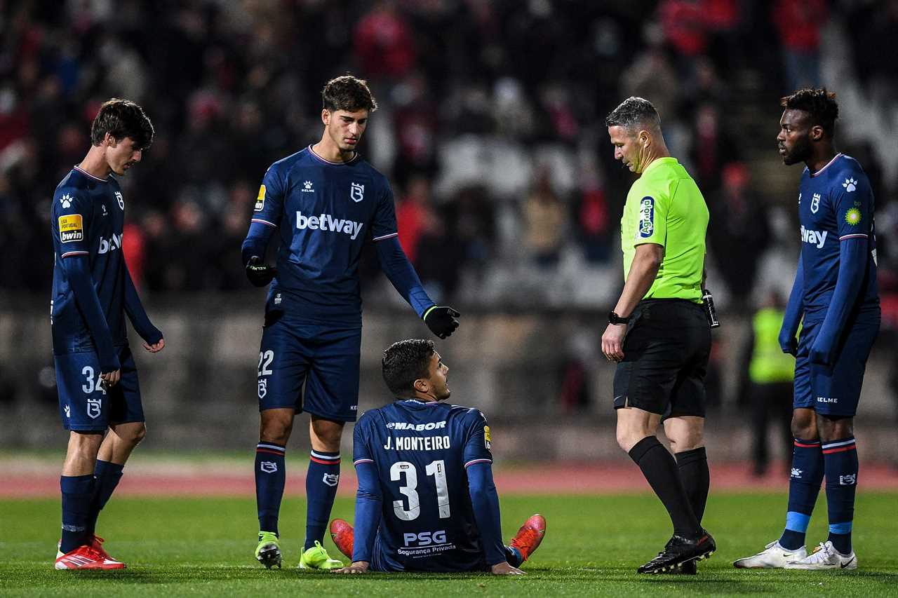 Benfica game stopped after Belenenses forced to field nine players including two goalkeepers due to outbreak