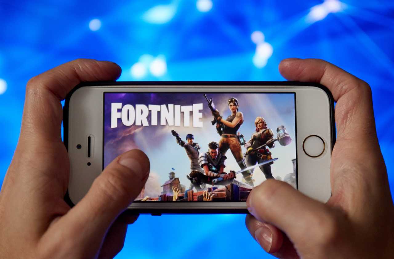 Fortnite down AGAIN after server issues left players unable to log in during Winterfest 2021