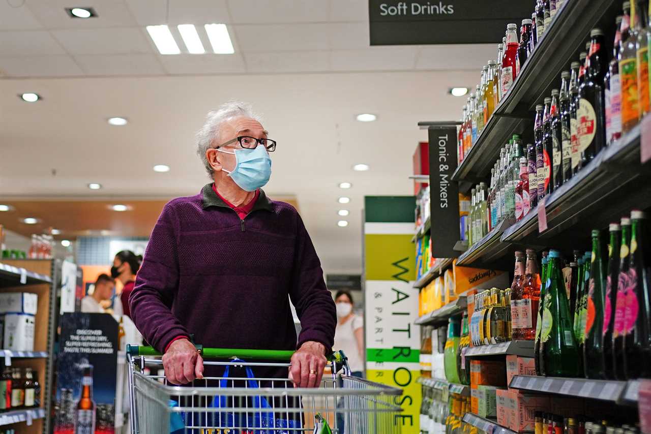 Face mask rules in supermarkets explained as Plan B restrictions end – what you need to know