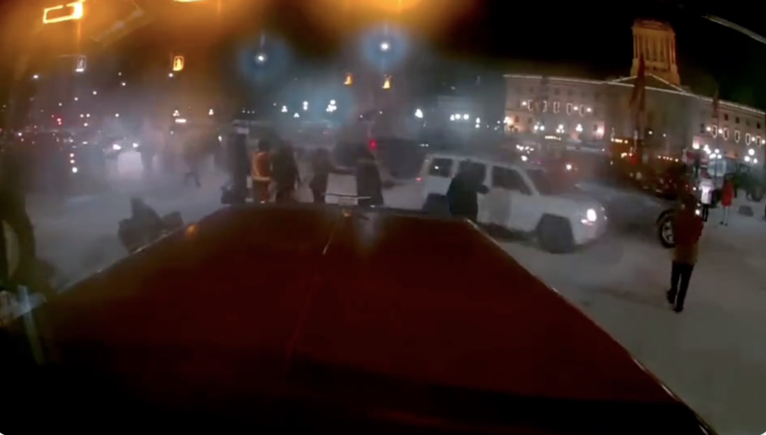 Shock moment SUV driver plows into crowd of Freedom Convoy protesters, injuring 4 before fleeing cops