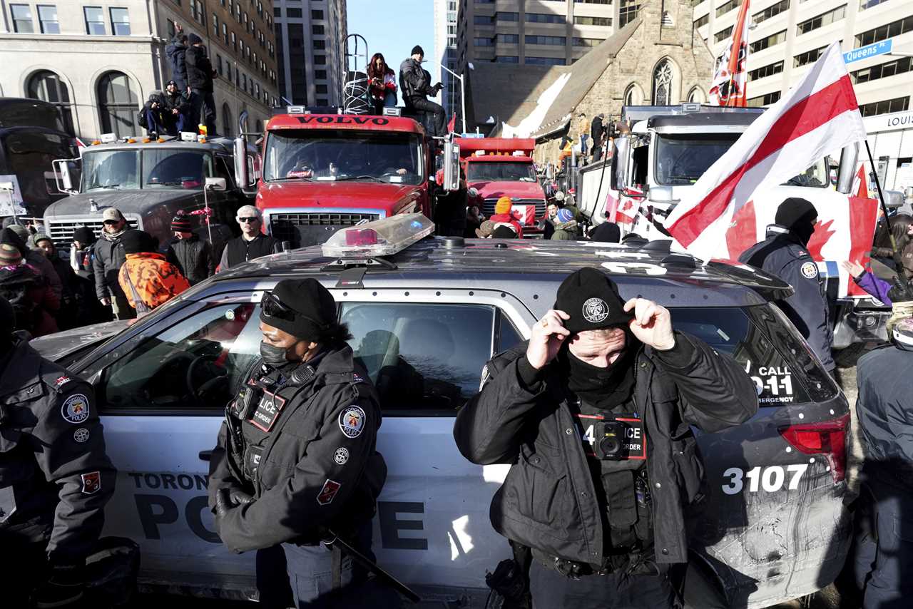 Shock moment SUV driver plows into crowd of Freedom Convoy protesters, injuring 4 before fleeing cops