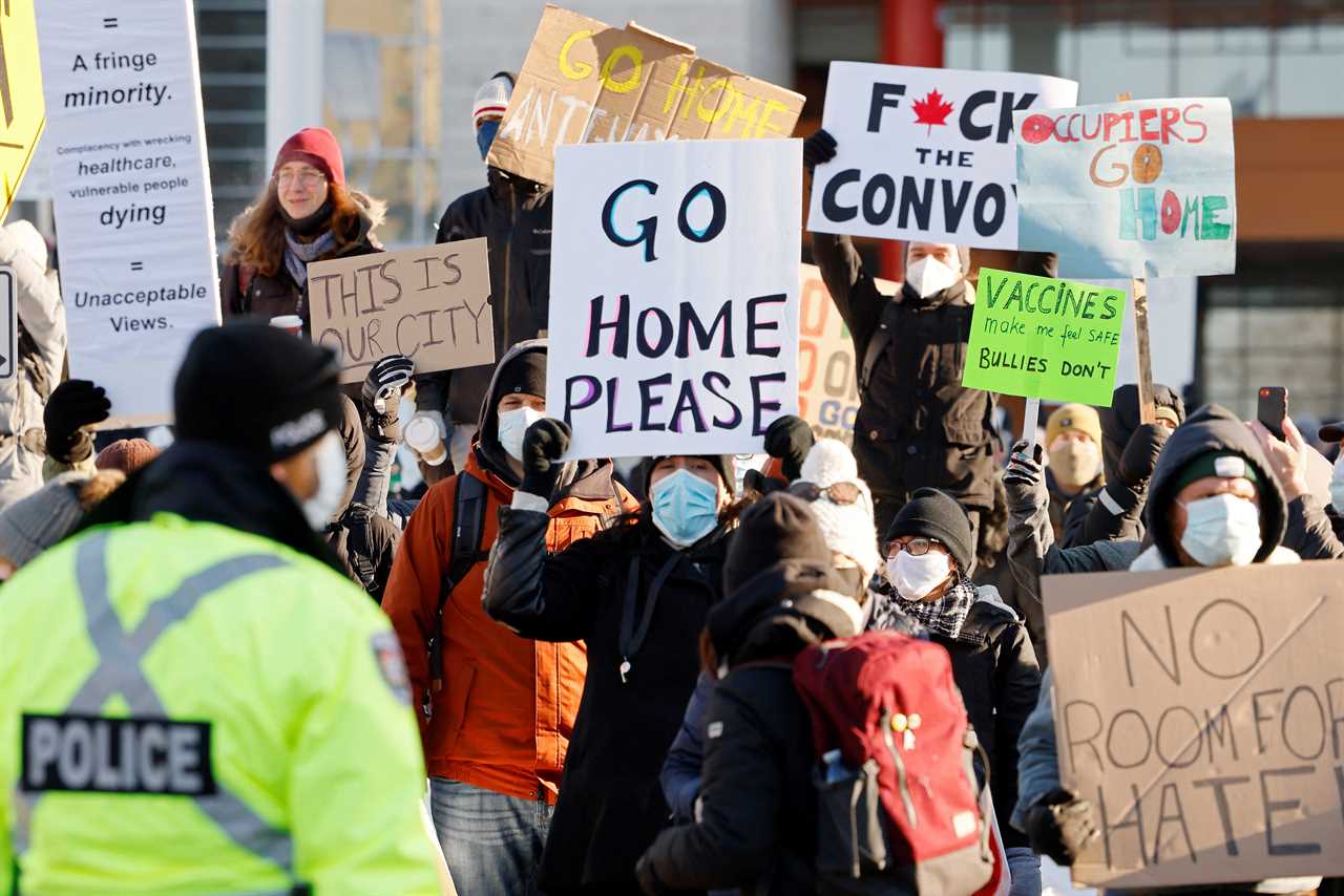 Shock moment SUV driver plows into crowd of Freedom Convoy protesters, injuring 4 before fleeing cops