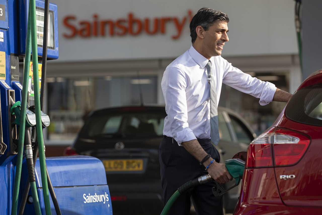 Rishi Sunak wrongly holds contactless card to barcode scanner in awkward photo op