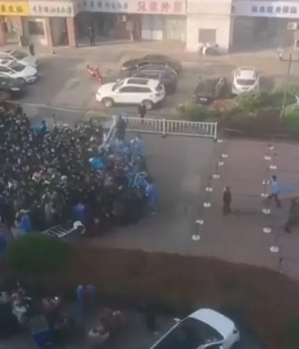 Moment starving Shanghai residents break through cordon to get at supplies amid world’s strictest lockdown