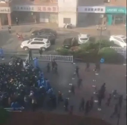 Moment starving Shanghai residents break through cordon to get at supplies amid world’s strictest lockdown