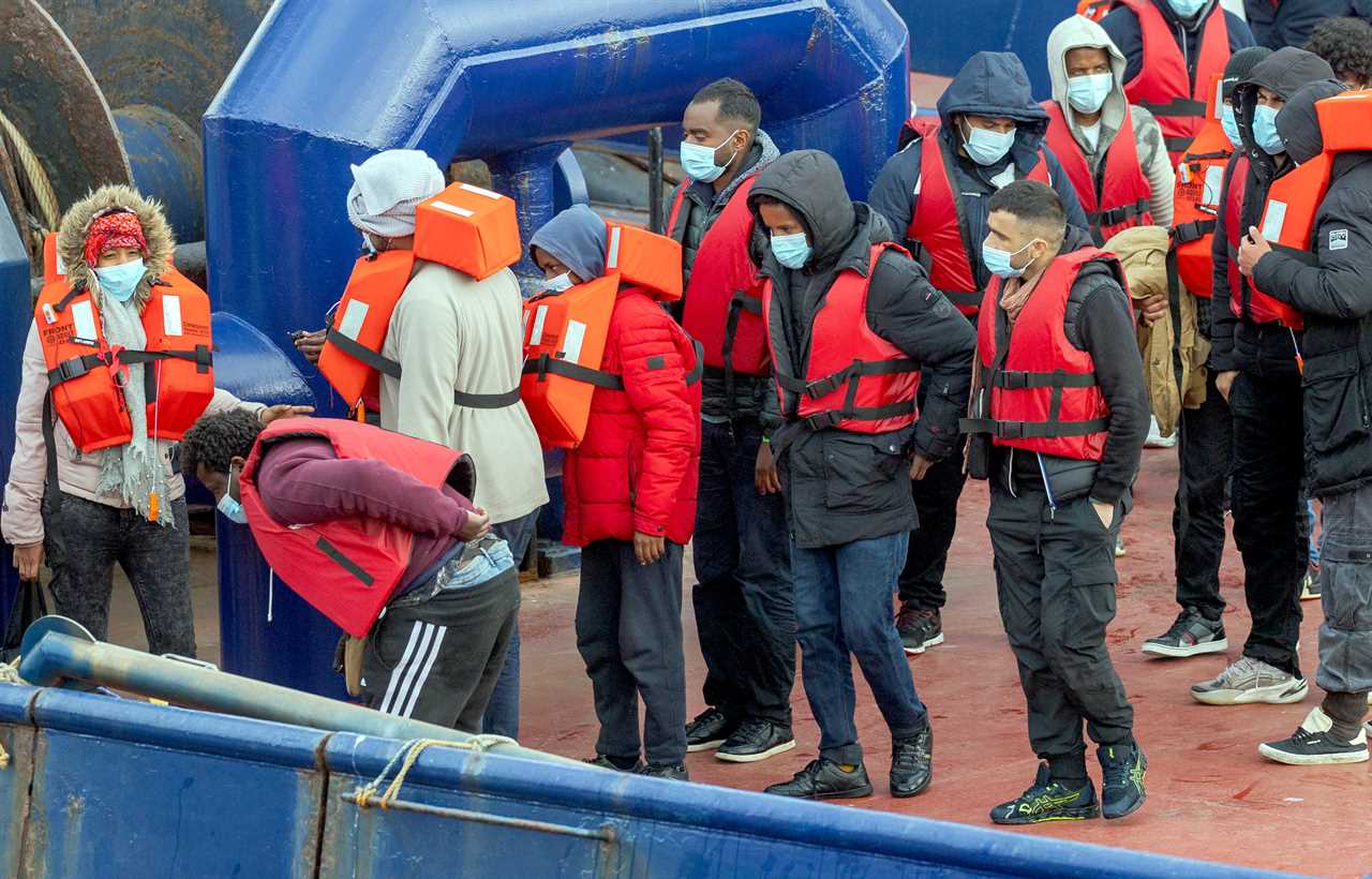 Evil people smugglers hurrying more migrants to cross Channel before Rwanda policy kicks in