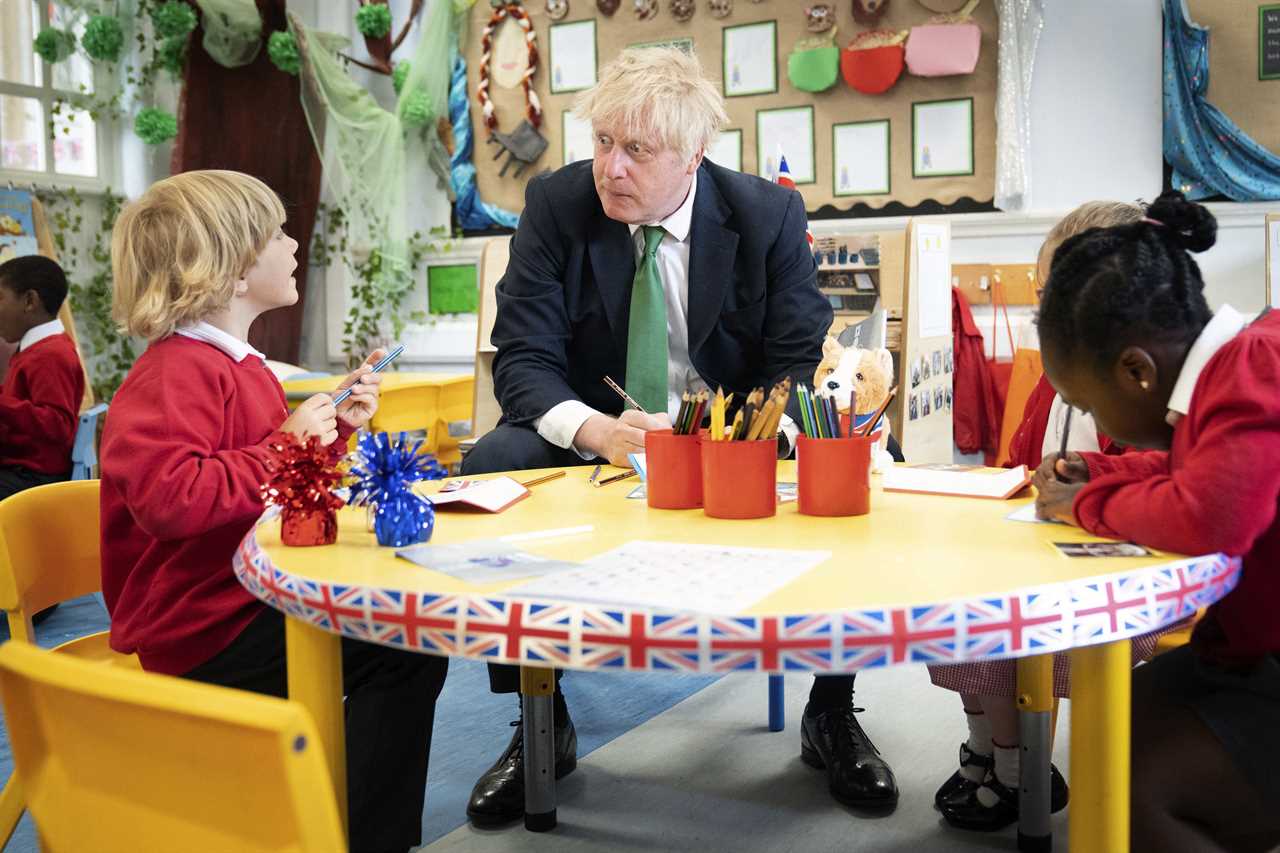 Boris Johnson pictured drinking & raising a toast in new lockdown-busting Downing Street party pics