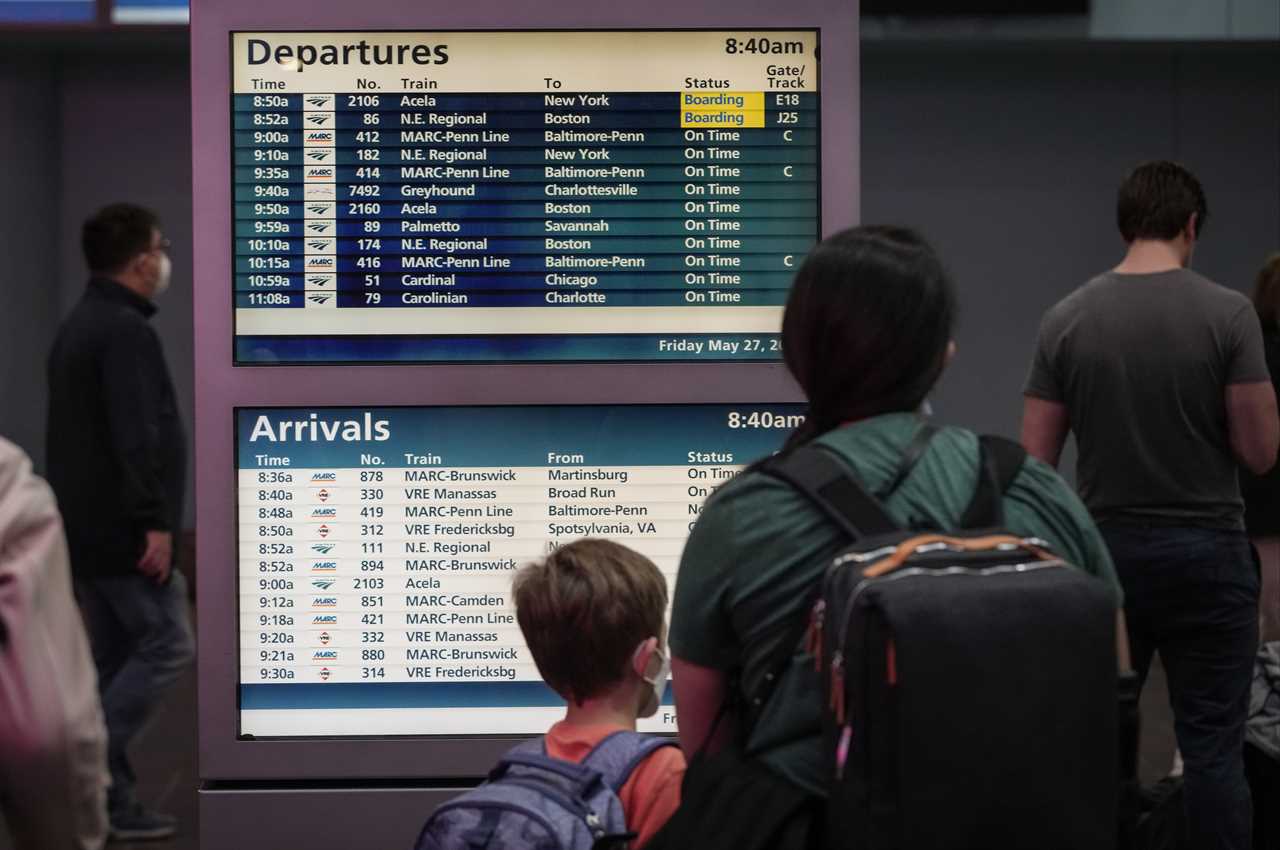 Memorial Day travel chaos after more than 2,200 flights already canceled on only first day of holiday weekend