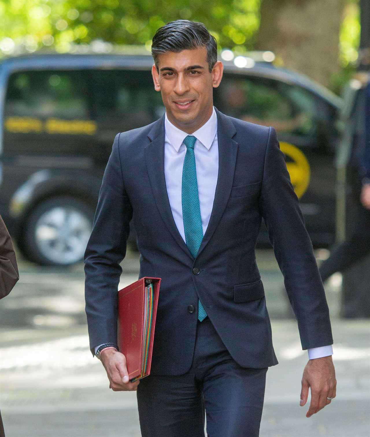 Rishi Sunak faces backlash after super-rich get £400 energy bill handout for EVERY house they own