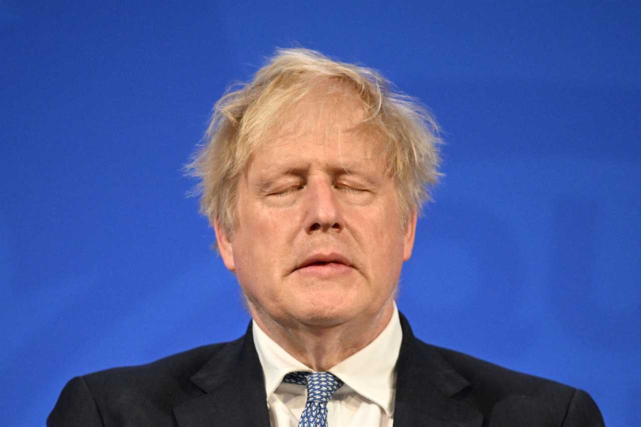 A dozen Tory MPs poised to submit letters of no confidence in Boris Johnson over Partygate scandal