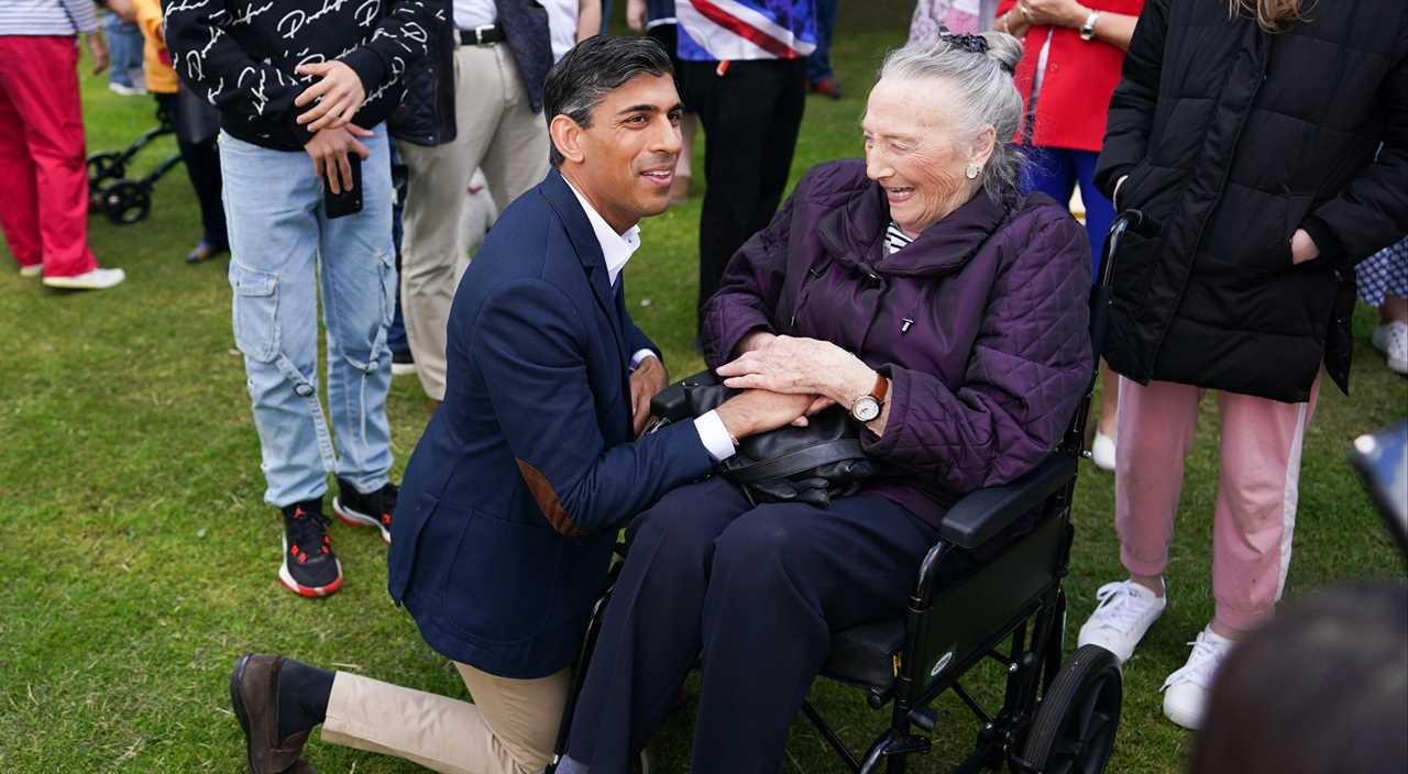 Pensioner jokingly guards her purse from Chancellor Rishi Sunak