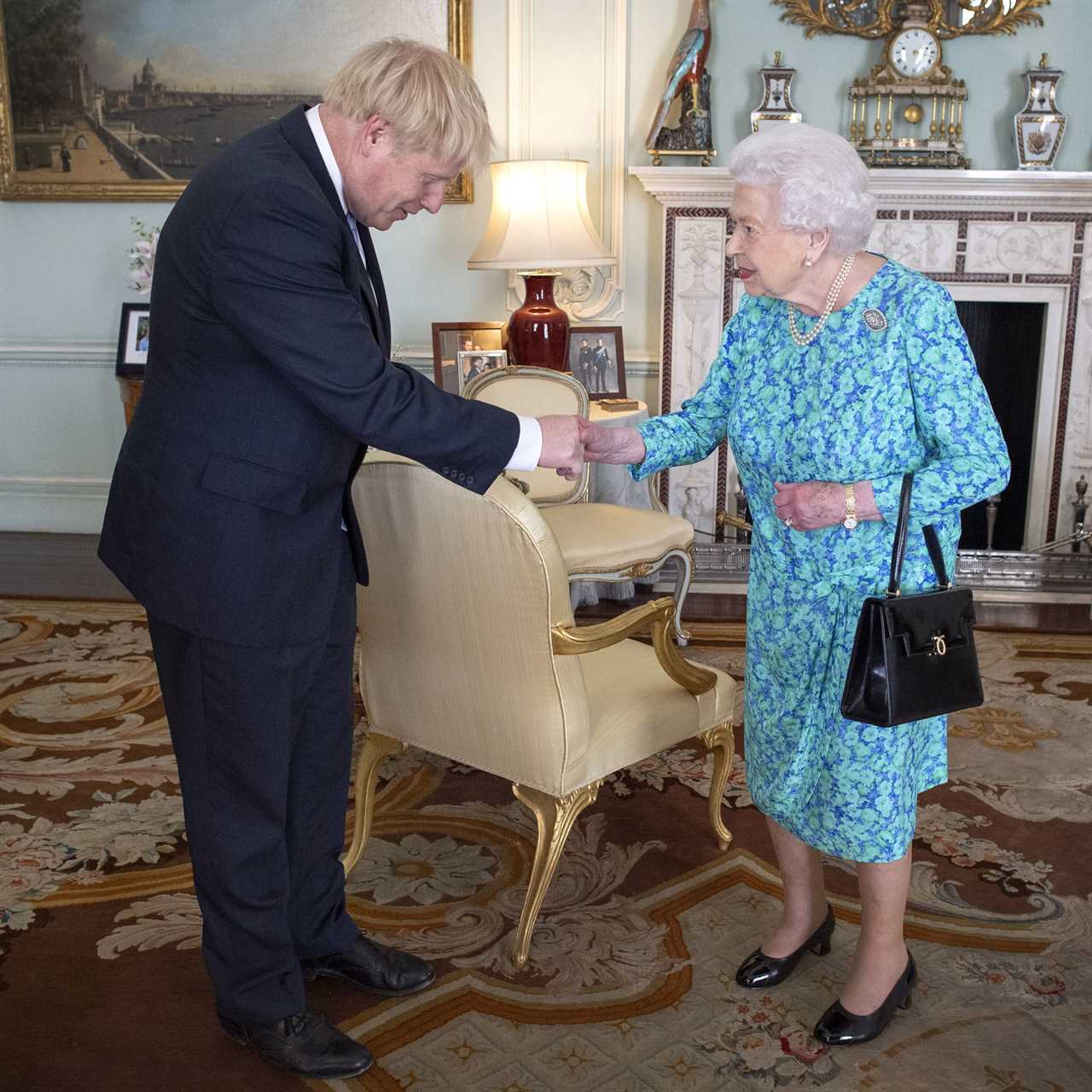 Boris Johnson calls Queen to tell her he will RESIGN in 12pm statement after resignation bloodbath