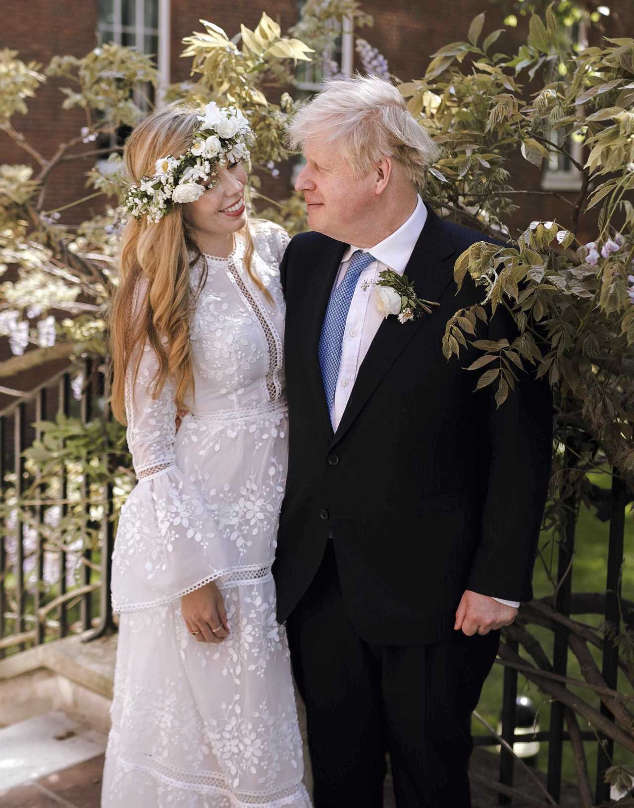 Boris and Carrie Johnson enjoy romantic first dance together to classic party song