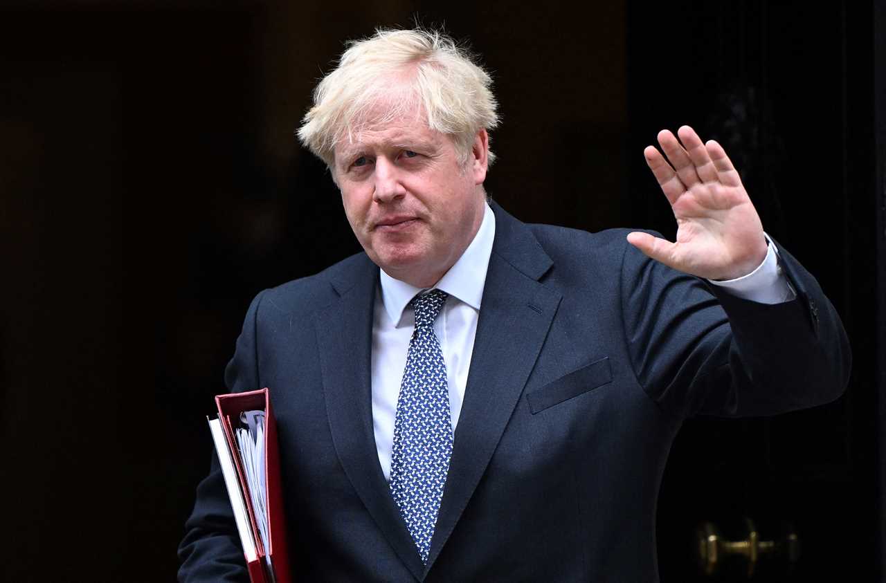 Boris Johnson ‘can take £840-a-roll golden wallpaper with him when he quits Downing Street’