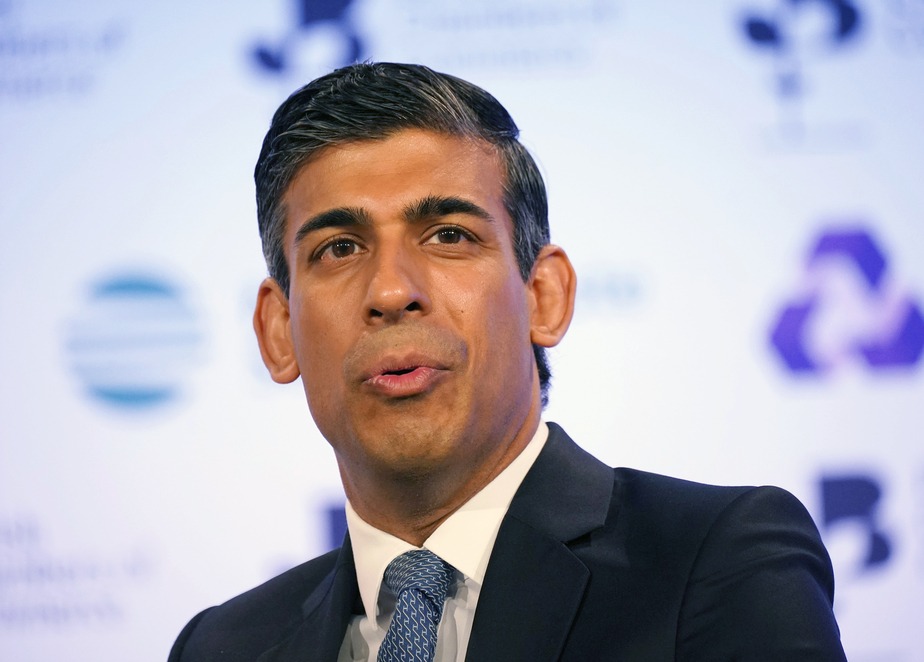 Rishi Sunak pledges to slash civil servant pay for bad performance as he expects a ‘Rolls-Royce service’