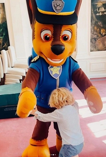 Carrie Johnson greets kids’ TV favourites from PAW Patrol with amazed son Wilfred