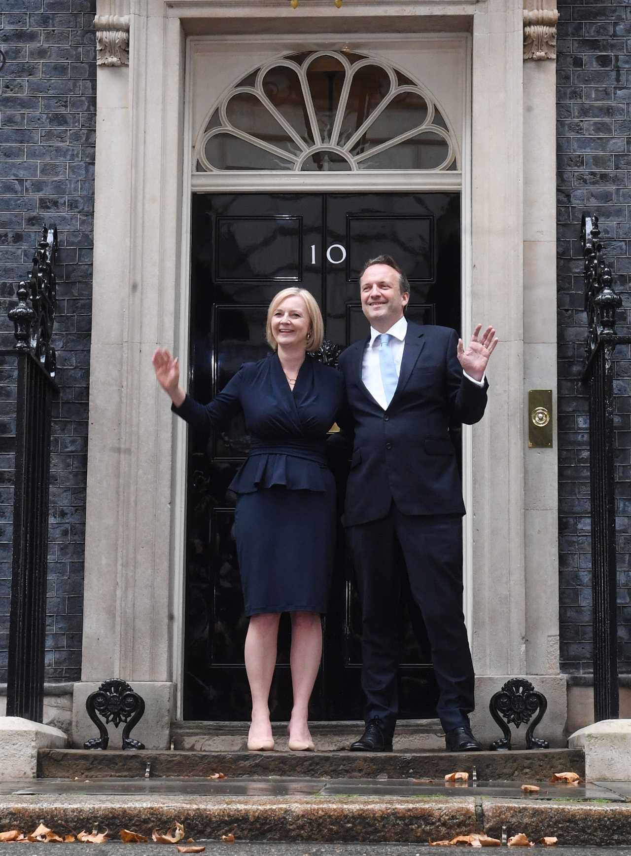 Liz Truss and husband’s body language laid bare as new Prime Minister poses on Downing Street doorstep for first time