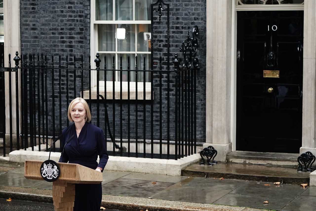 Liz Truss and husband’s body language laid bare as new Prime Minister poses on Downing Street doorstep for first time