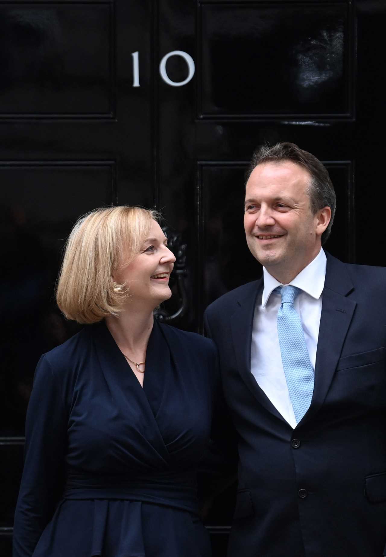 Liz Truss and husband’s body language laid bare as new Prime Minister poses on Downing Street doorstep for first time