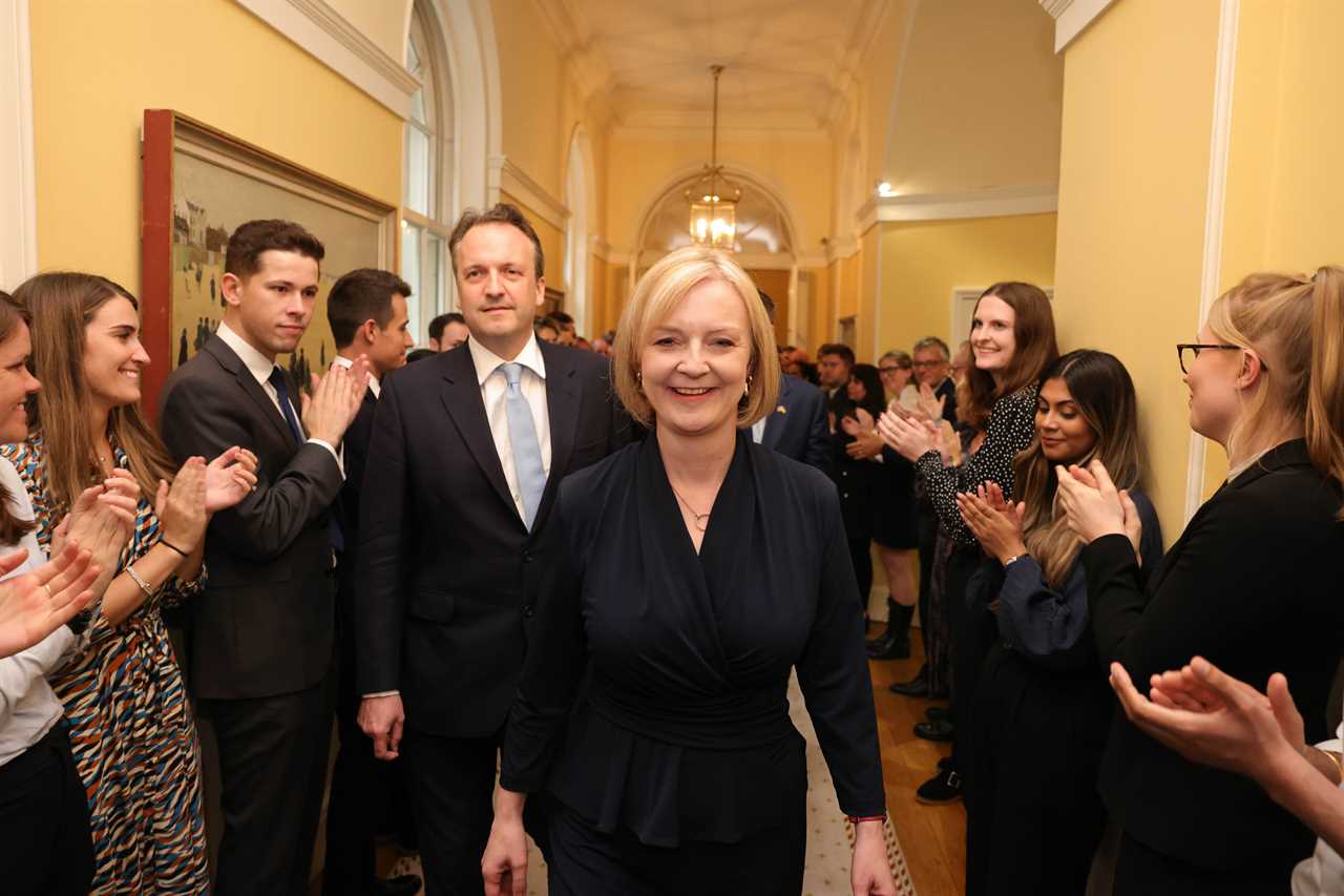 Liz Truss and husband’s body language laid bare as new Prime Minister poses on Downing Street doorstep for first time