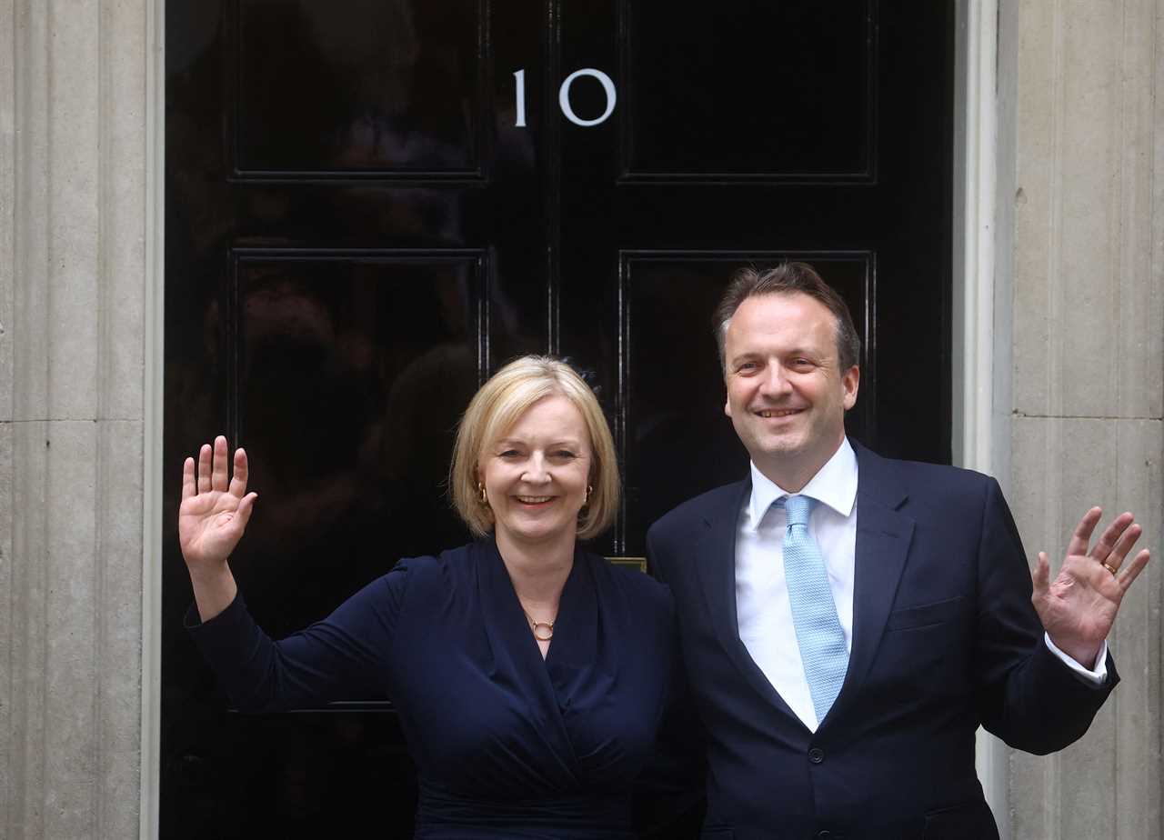 Liz Truss and husband’s body language laid bare as new Prime Minister poses on Downing Street doorstep for first time