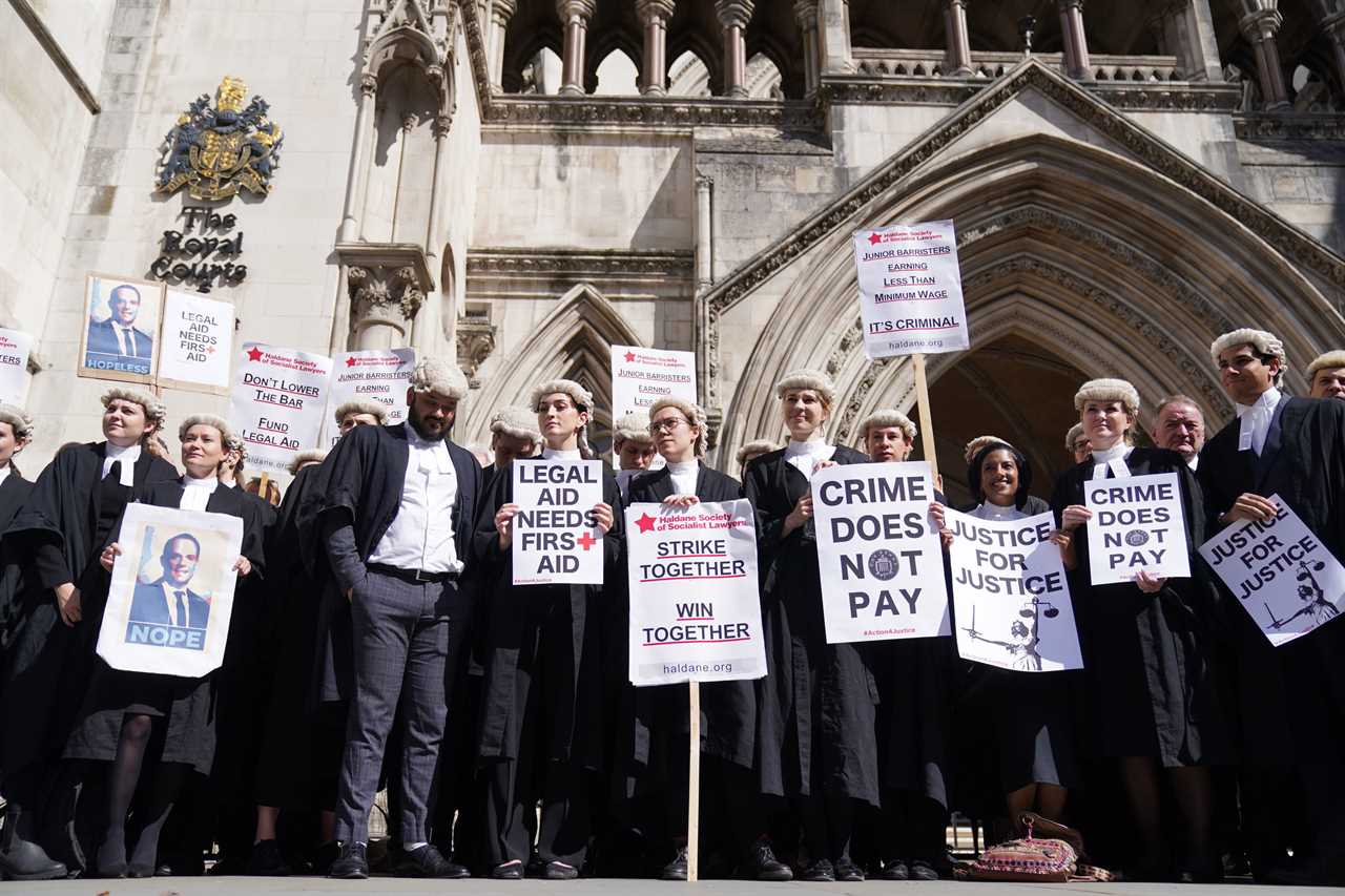 Barristers end months of strikes with 15 per cent pay rise deal – as crown court backlog sits at 60,000