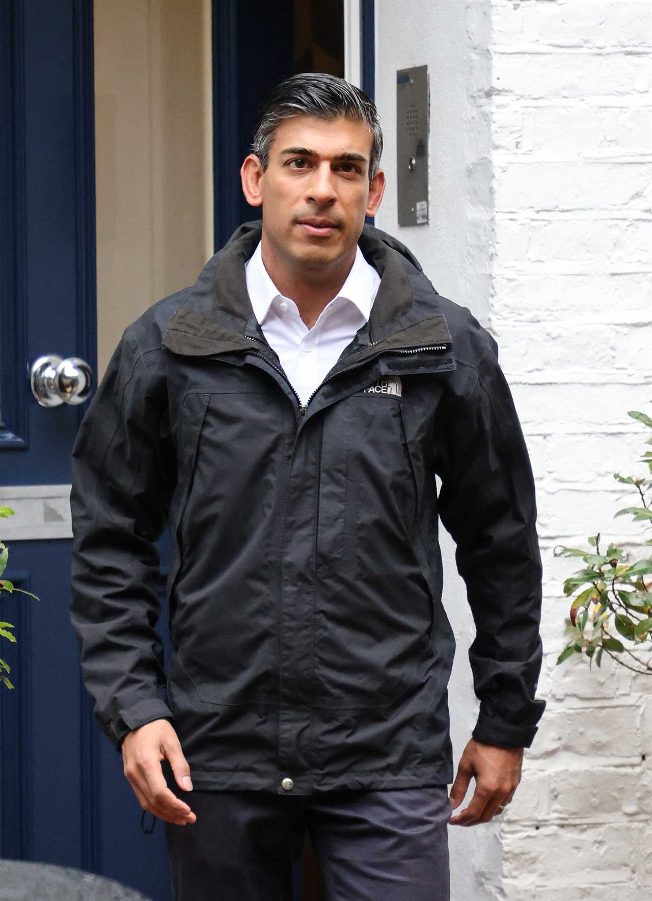 Rishi Sunak leads in No10 race and gains support from 150 MPs backing his serious PM pitch
