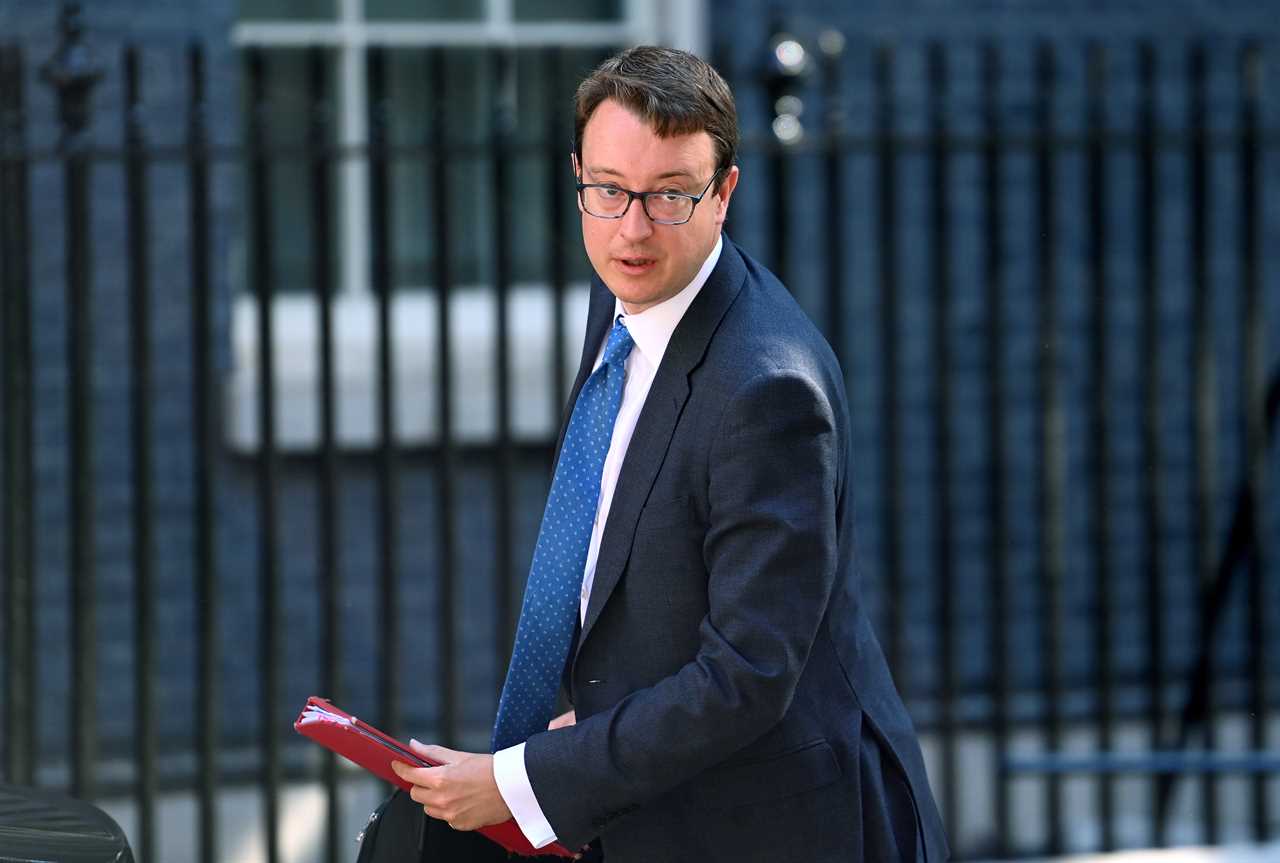 Treasury Minister Simon Clarke backs Liz Truss for PM - and says she will help struggling families and turbocharge the economy