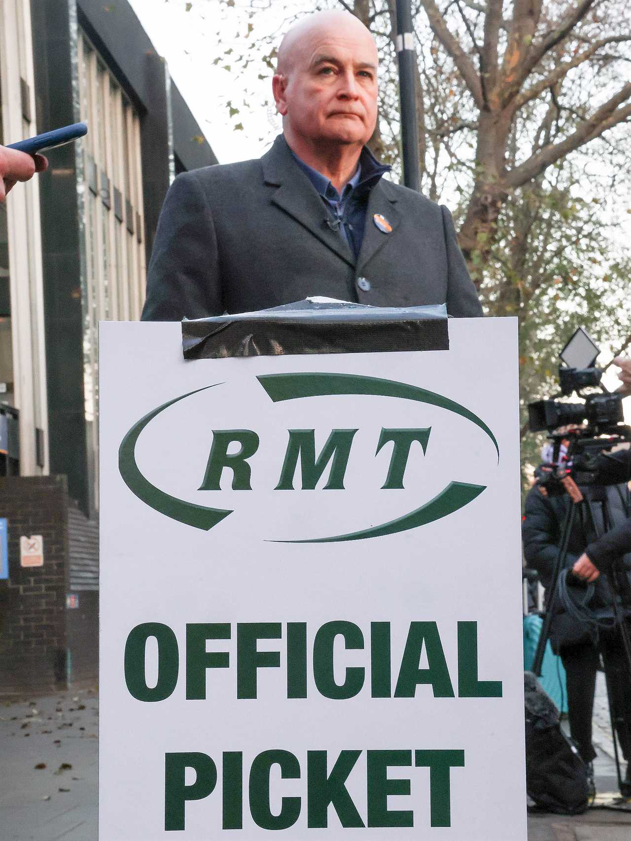 Strike boss Mick Lynch under pressure as it’s revealed 250 signallers & track engineers are paid £100k