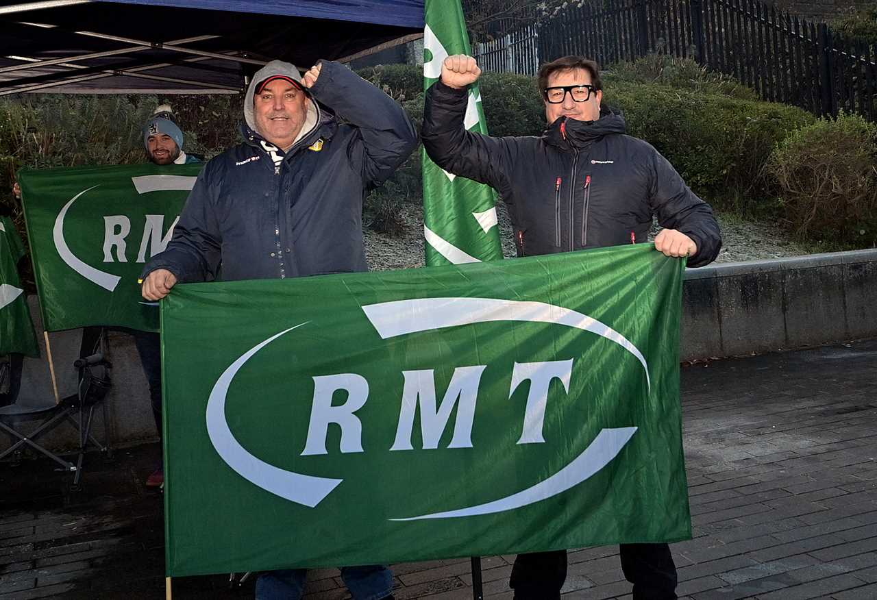 Strike boss Mick Lynch under pressure as it’s revealed 250 signallers & track engineers are paid £100k
