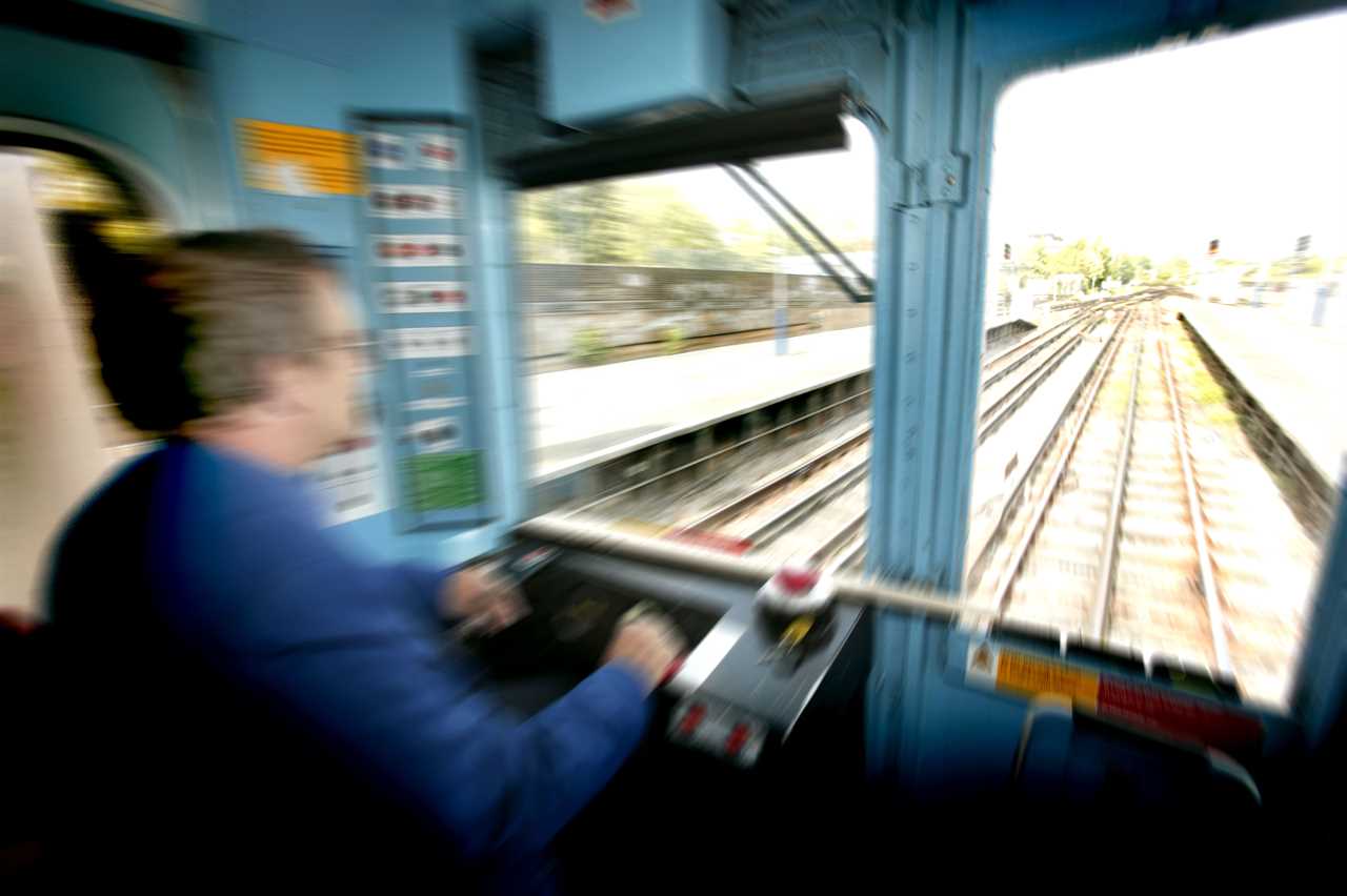 Train drivers set to be given £2,000 pay rise in bid to end ongoing strikes