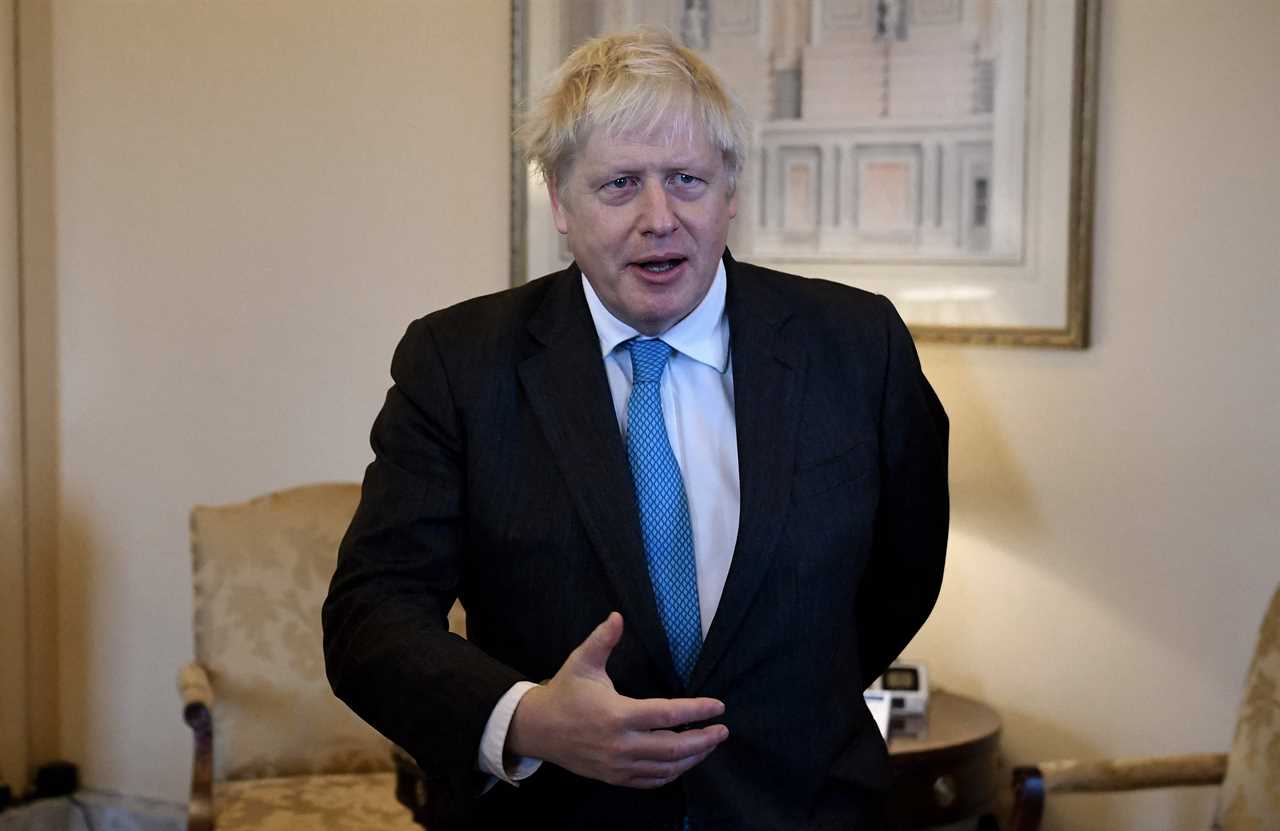 Boris Johnson urges West to send Ukraine tanks & jets to help beat Putin’s invaders