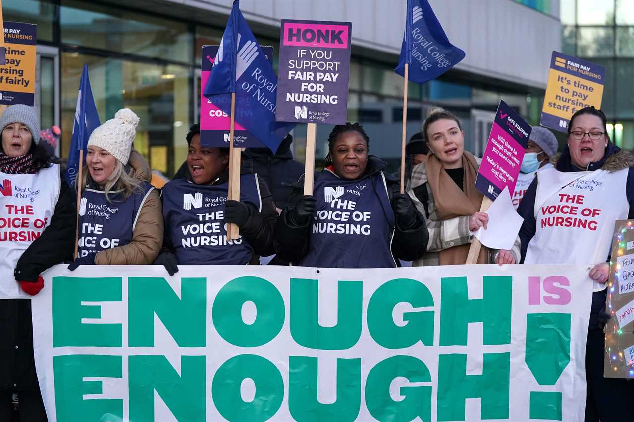 Nurses threaten to walk out of A&E and cancer wards in escalation of pay row